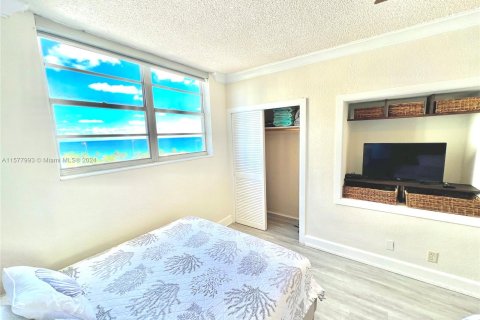 Condo in Hollywood, Florida, 2 bedrooms  № 1147600 - photo 16