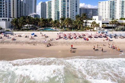 Condo in Hollywood, Florida, 2 bedrooms  № 1147600 - photo 25