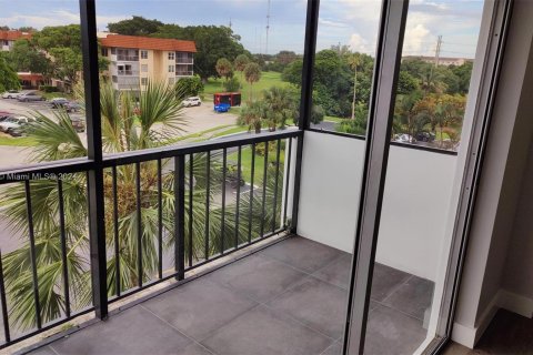 Condominio en alquiler en Lauderhill, Florida, 2 dormitorios, 90.3 m2 № 1345885 - foto 19