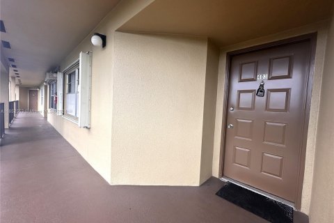 Condo in Pembroke Pines, Florida, 1 bedroom  № 1345905 - photo 13