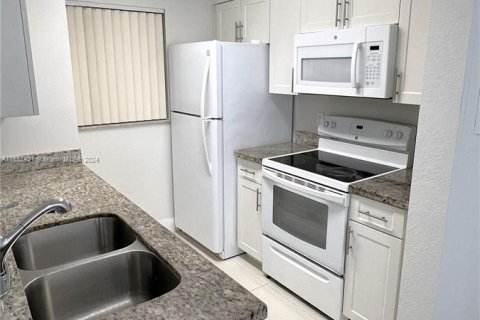 Condo in Oakland Park, Florida, 2 bedrooms  № 1345886 - photo 5