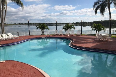 Condominio en alquiler en Oakland Park, Florida, 2 dormitorios, 97.45 m2 № 1345886 - foto 19