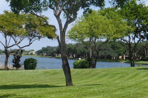 Condo in Oakland Park, Florida, 2 bedrooms  № 1345886 - photo 22