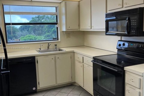 Condo in Sunrise, Florida, 2 bedrooms  № 1380570 - photo 11