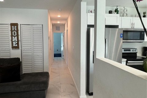 House in North Miami Beach, Florida 3 bedrooms, 126.35 sq.m. № 1391931 - photo 7