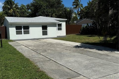 House in North Miami Beach, Florida 3 bedrooms, 126.35 sq.m. № 1391931 - photo 5