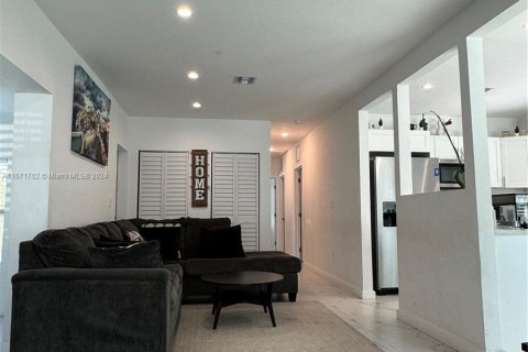 House in North Miami Beach, Florida 3 bedrooms, 126.35 sq.m. № 1391931 - photo 6