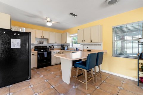 House in Tampa, Florida 3 bedrooms, 130.71 sq.m. № 1337592 - photo 8