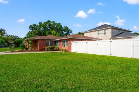 House in Tampa, Florida 3 bedrooms, 130.71 sq.m. № 1337592 - photo 3