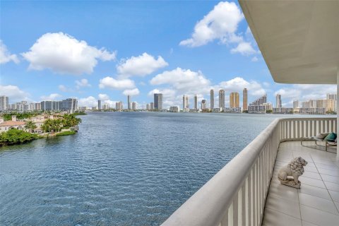 Condo in Aventura, Florida, 2 bedrooms  № 1415595 - photo 22