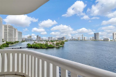 Condo in Aventura, Florida, 2 bedrooms  № 1415595 - photo 18