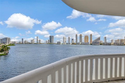 Condo in Aventura, Florida, 2 bedrooms  № 1415595 - photo 17