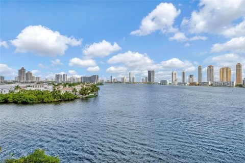 Condo in Aventura, Florida, 2 bedrooms  № 1415595 - photo 15