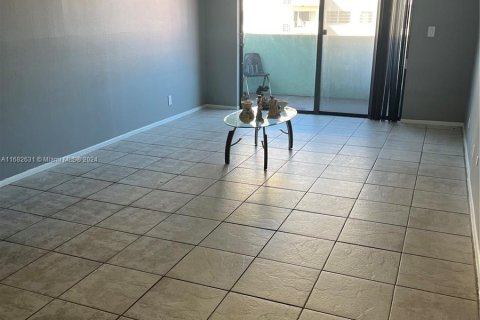 Condominio en venta en Hialeah, Florida, 1 dormitorio, 66.15 m2 № 1415590 - foto 11