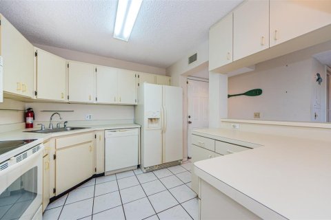 Condo in New Port Richey, Florida, 2 bedrooms  № 1353699 - photo 6