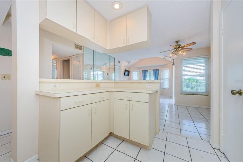 Condo in New Port Richey, Florida, 2 bedrooms  № 1353699 - photo 9