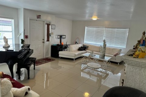 House in Miami, Florida 6 bedrooms, 166.85 sq.m. № 1291447 - photo 7