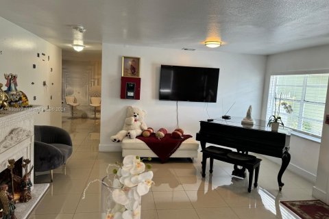 House in Miami, Florida 6 bedrooms, 166.85 sq.m. № 1291447 - photo 6