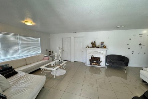 House in Miami, Florida 6 bedrooms, 166.85 sq.m. № 1291447 - photo 4