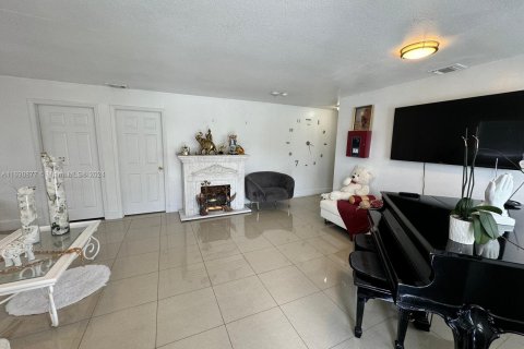 House in Miami, Florida 6 bedrooms, 166.85 sq.m. № 1291447 - photo 5