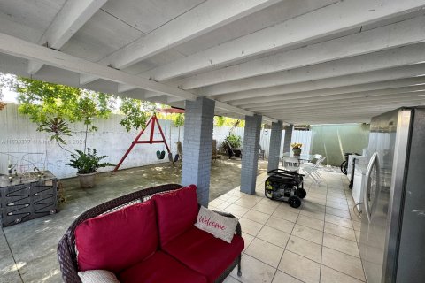 House in Miami, Florida 6 bedrooms, 166.85 sq.m. № 1291447 - photo 28