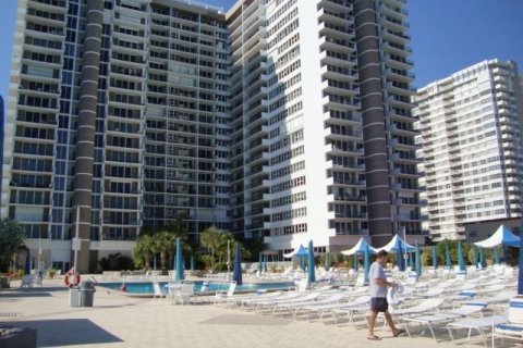 Condominio en venta en Hallandale Beach, Florida, 2 dormitorios, 115.94 m2 № 111192 - foto 12