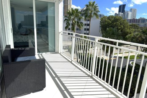 Condominio en venta en Sunny Isles Beach, Florida, 2 dormitorios, 101.26 m2 № 1175799 - foto 13