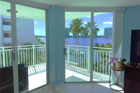 Condo in Sunny Isles Beach, Florida, 2 bedrooms  № 1175799 - photo 10