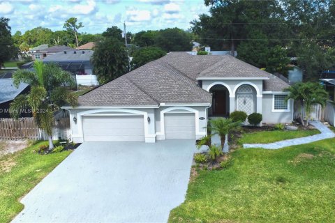 House in Port St. Lucie, Florida 3 bedrooms, 191.29 sq.m. № 1235185 - photo 1