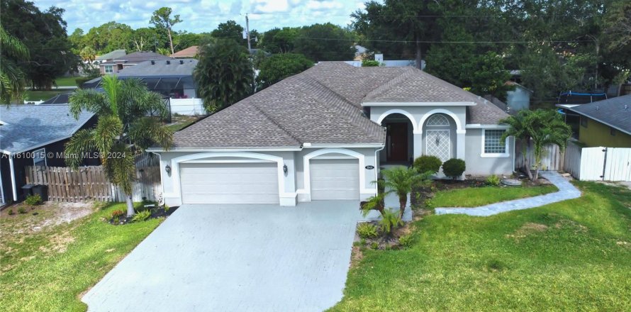 House in Port St. Lucie, Florida 3 bedrooms, 191.29 sq.m. № 1235185