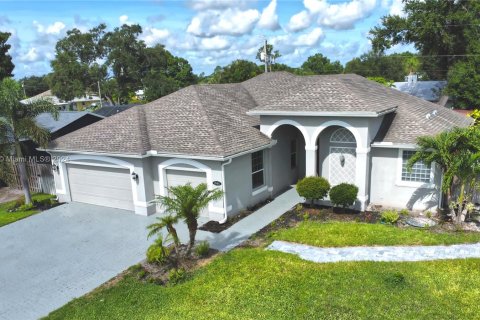 House in Port St. Lucie, Florida 3 bedrooms, 191.29 sq.m. № 1235185 - photo 2