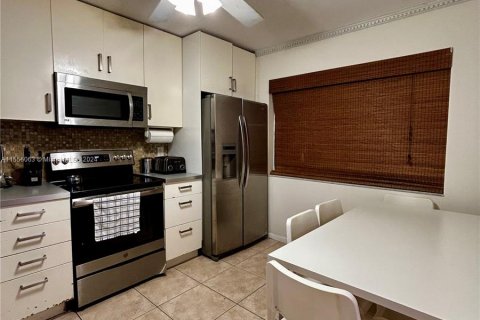 Condominio en venta en North Lauderdale, Florida, 2 dormitorios, 125.42 m2 № 1077669 - foto 6