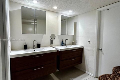 Condominio en venta en North Lauderdale, Florida, 2 dormitorios, 125.42 m2 № 1077669 - foto 13