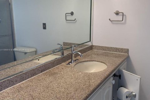 Condo in Miami, Florida, 2 bedrooms  № 1188963 - photo 15