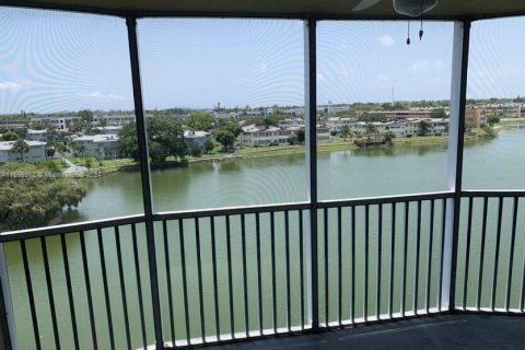 Condo in Miami, Florida, 2 bedrooms  № 1188963 - photo 2