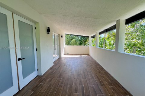 House in El Portal, Florida 4 bedrooms, 198.07 sq.m. № 1141111 - photo 24