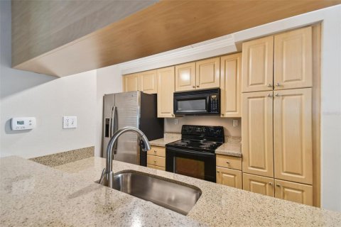 Condo in Tampa, Florida, 1 bedroom  № 1253677 - photo 11