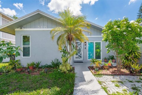 Casa en venta en Dania Beach, Florida, 3 dormitorios, 137.68 m2 № 1233057 - foto 2