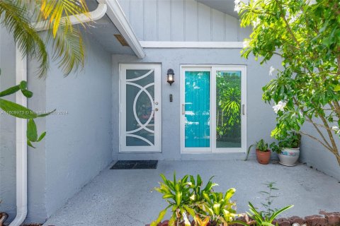 House in Dania Beach, Florida 3 bedrooms, 137.68 sq.m. № 1233057 - photo 3