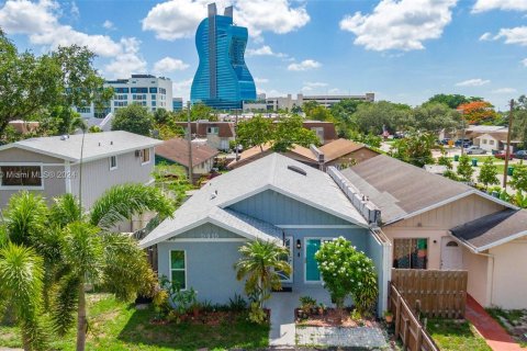 Casa en venta en Dania Beach, Florida, 3 dormitorios, 137.68 m2 № 1233057 - foto 1