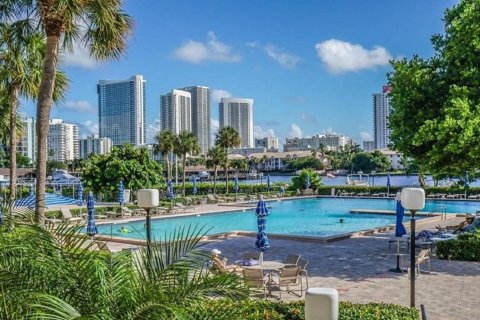 Condo in Hallandale Beach, Florida, 1 bedroom  № 1174991 - photo 15