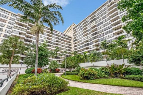 Condo in Hallandale Beach, Florida, 1 bedroom  № 1174991 - photo 11