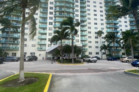 Condo in Sunny Isles Beach, Florida, 1 bedroom  № 1421760 - photo 1