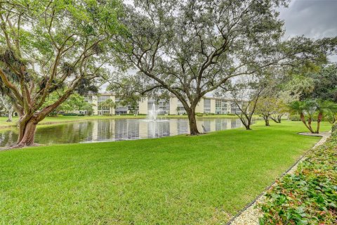 Condo in Coconut Creek, Florida, 2 bedrooms  № 1118230 - photo 17