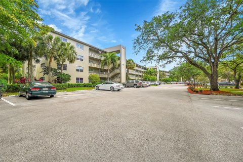 Condo in Coconut Creek, Florida, 2 bedrooms  № 1118230 - photo 1