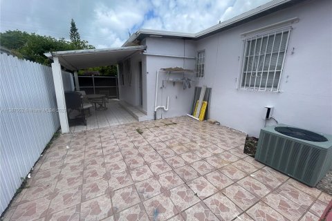 Villa ou maison à vendre à Hallandale Beach, Floride: 2 chambres, 74.79 m2 № 497209 - photo 15