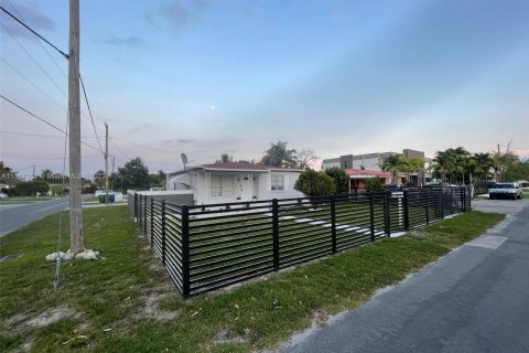 Casa en venta en Hallandale Beach, Florida, 2 dormitorios, 74.79 m2 № 497209 - foto 1