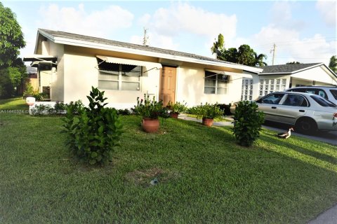 House in Tamarac, Florida 2 bedrooms, 93.65 sq.m. № 684062 - photo 1
