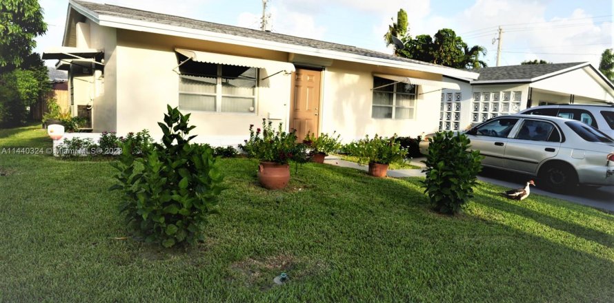 House in Tamarac, Florida 2 bedrooms, 93.65 sq.m. № 684062