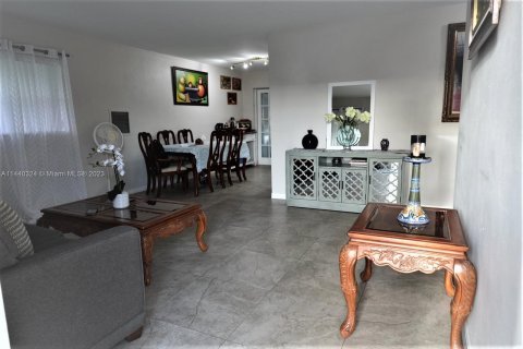 Casa en venta en Tamarac, Florida, 2 dormitorios, 93.65 m2 № 684062 - foto 3